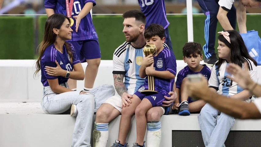 Antonela cùng các con luôn theo sát cổ vũ chân sút Argentina. Ảnh: GETTY.