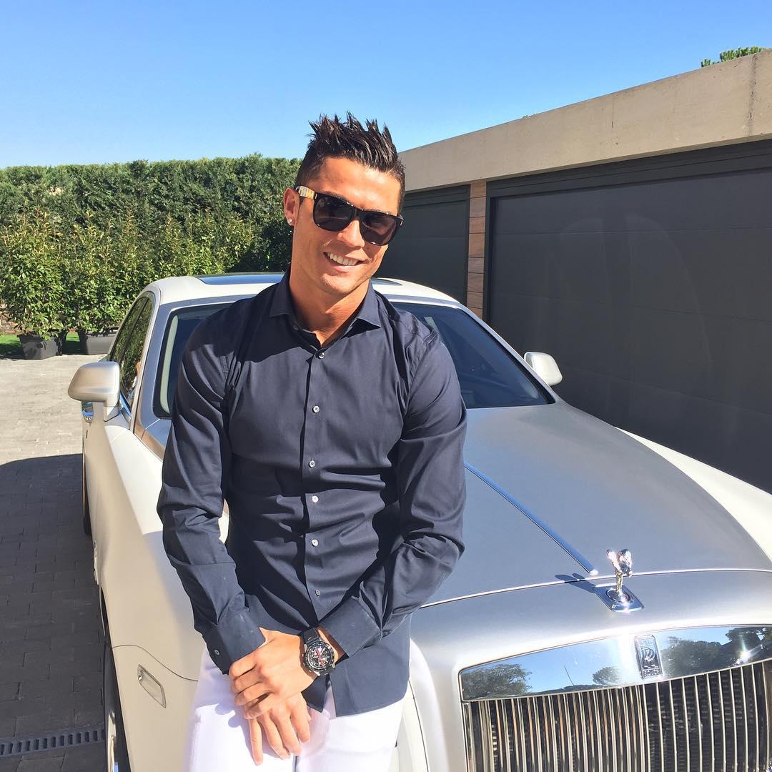 Ronaldo arrives anywhere in style with his Rolls Royce among the collection