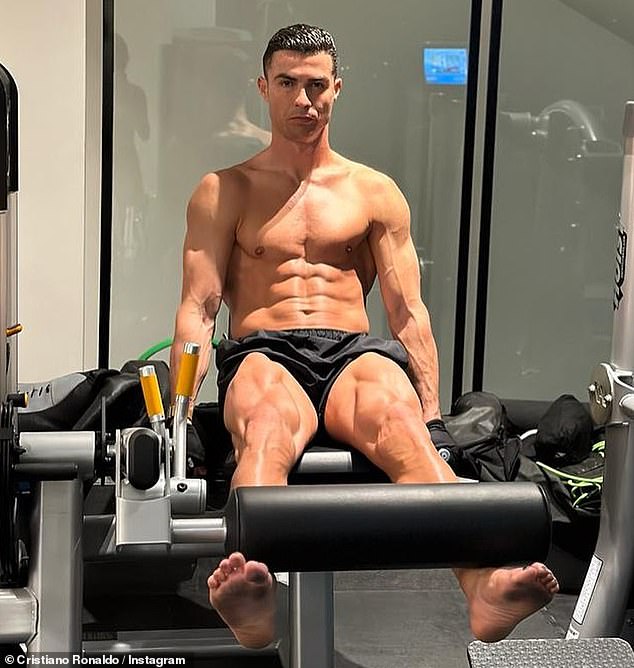 Cristiano Ronaldo shows off his ripped physique as he hits the gym for a post-Christmas workout | Daily Mail Online