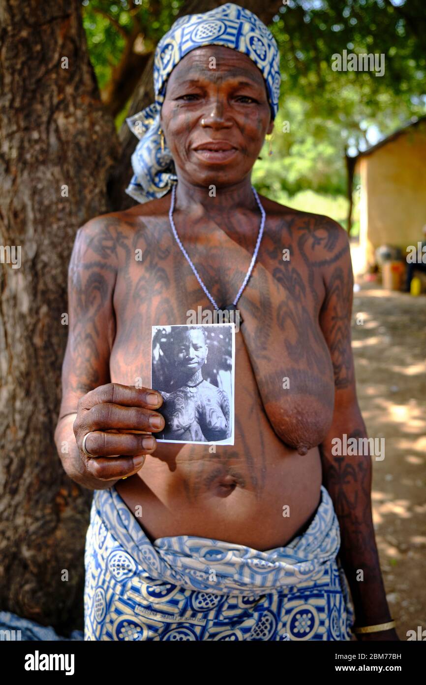 Portrait of a middle aged Dukkawa woman heavily tattooed over her body  Stock Photo - Alamy