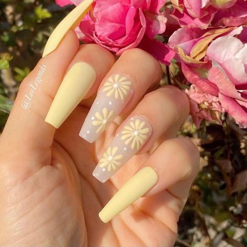 pastel yellow nails with daisies