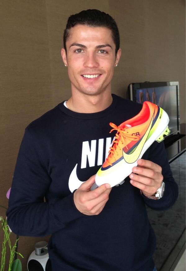 Cristiano Ronaldo on X: "Check out my new CR7 Mercurial Vapor IX. Thanks @nikefootball. http://t.co/SWMxPvntgl" / X