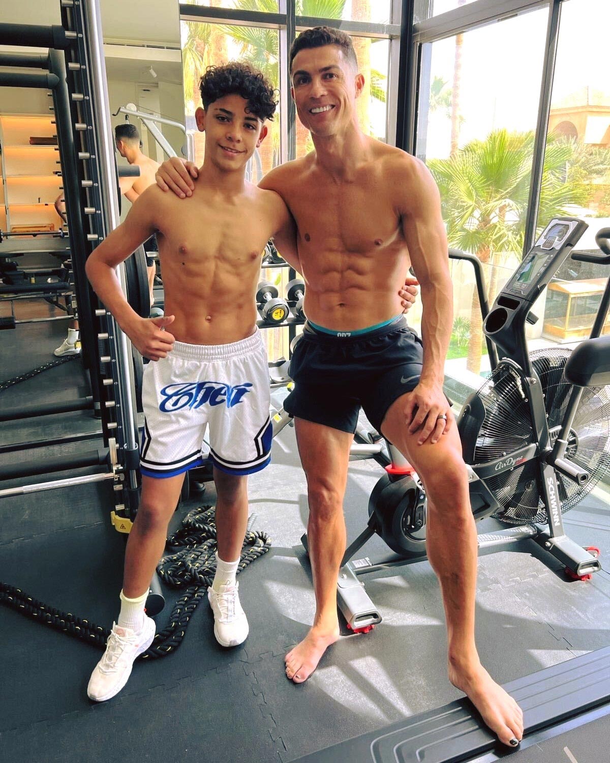 Cha con Cristiano Ronaldo "gây sốt" với màn đọ body 6 múi- Ảnh 2.