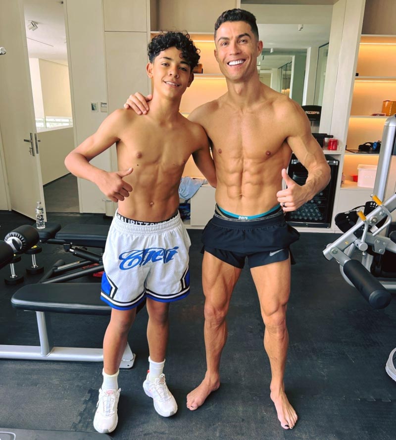 Cha con Cristiano Ronaldo "gây sốt" với màn đọ body 6 múi- Ảnh 1.