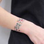  ​​Tattoos: bracelet on hand for girls (35 photos) 41 tattoos