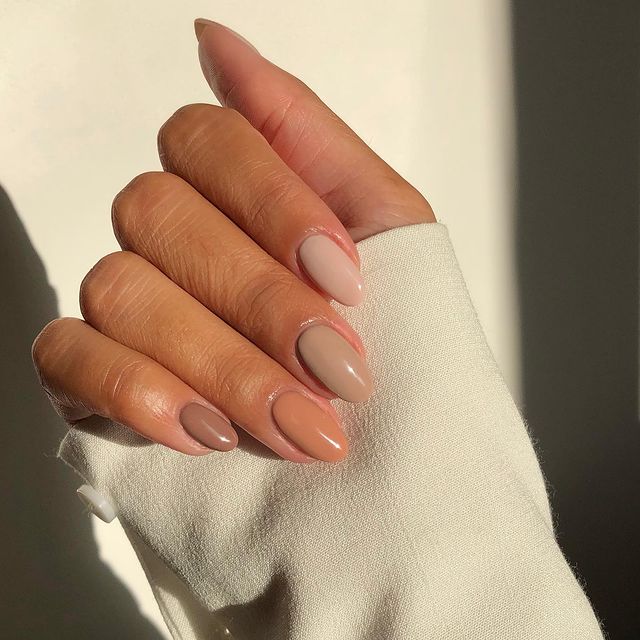 Minimal Gradient Nude Nails