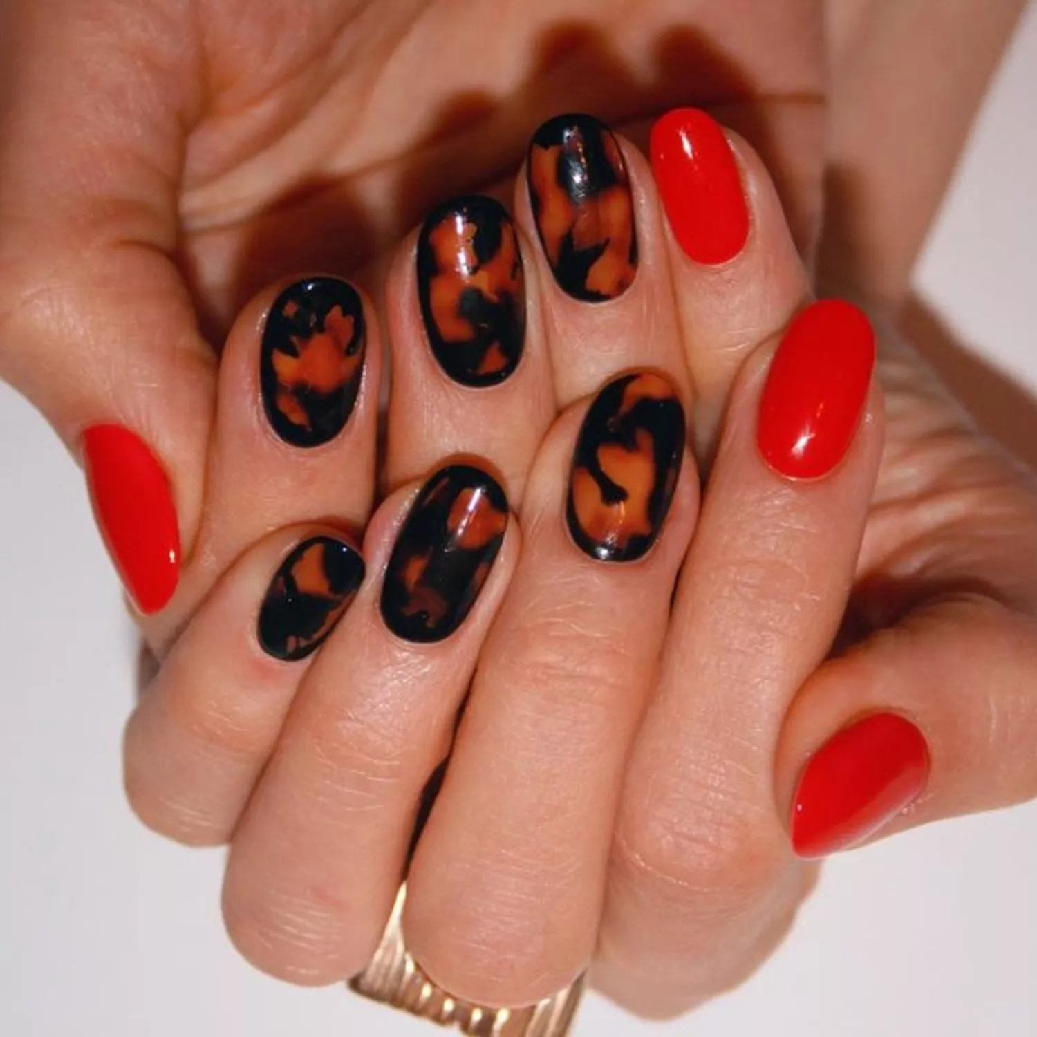 Tortoiseshell and glossy red nails