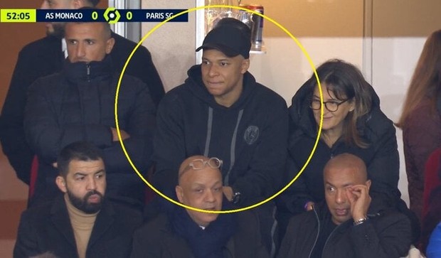 Mbappe bỏ lên khán đài, cười cợt khi PSG bị cầm hòa - Ảnh 1.