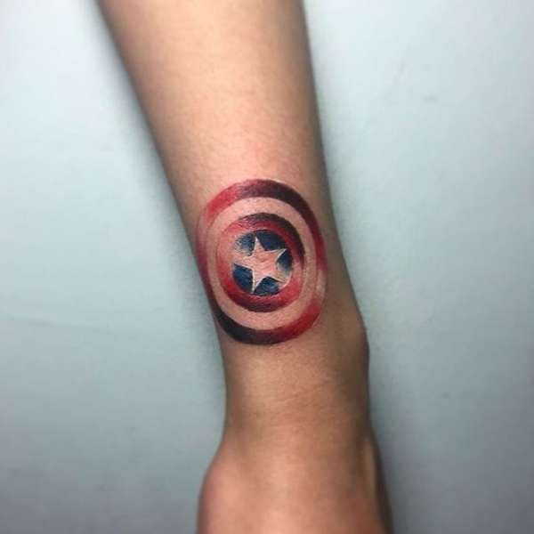 Hình xăm khiên captain america ở cổ tay