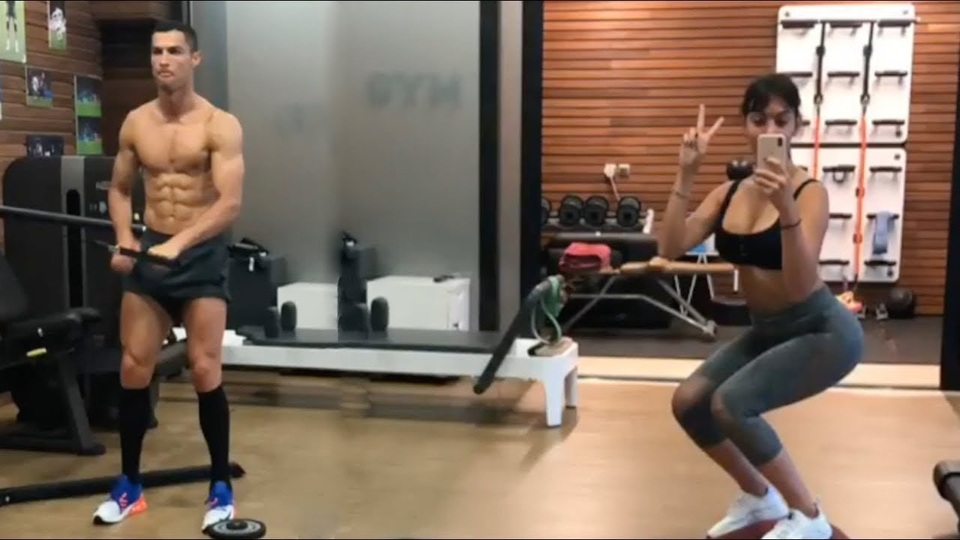 Bạn gái tình tứ ôm Cristiano Ronaldo trong phòng gym - 3