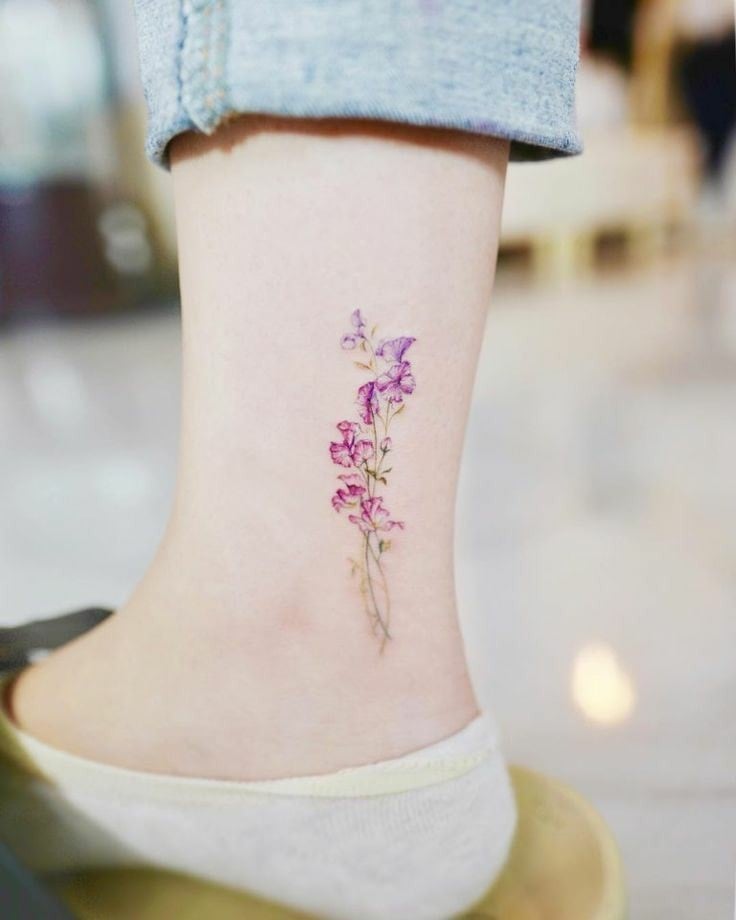 5 TOP 5 Tatuajes en el Tobillo Ramo de Delicadas Florecitas Violetas