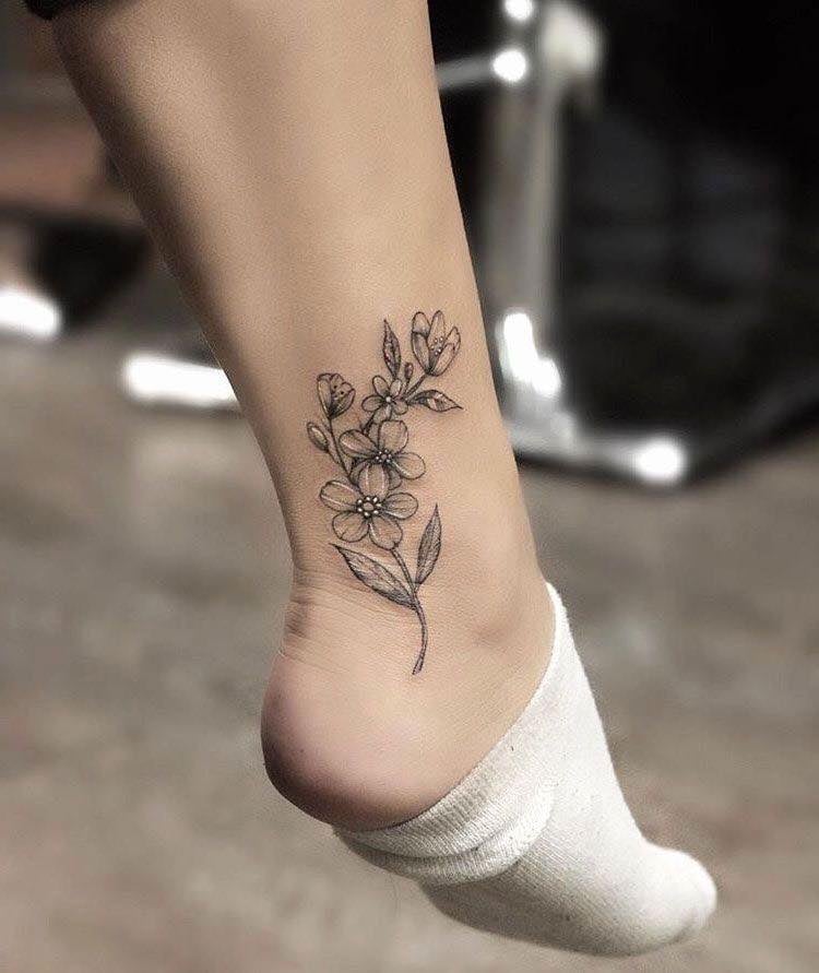 76 Tatuajes en el Tobillo y Empeine Contorno de Flores delicadas Negras