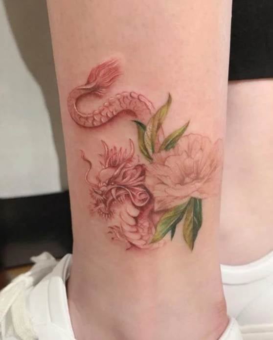 Tatuajes en el Tobillo Dragon una flor blanca y Hojas