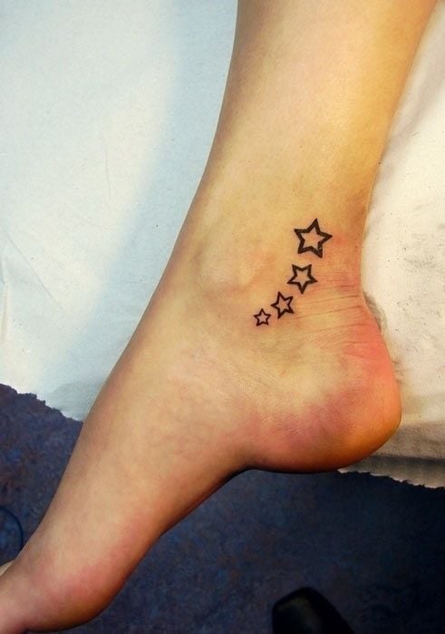 Tatuajes en el Tobillo cuatro estrellas de tamano creciente