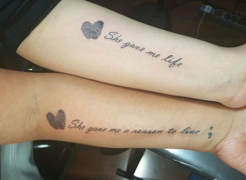 Tatuajes para Madres Hijos y Antebrazo de madre e hija con las frases Familia She gone me life She gone me a reason to live Ella se fue mi vida ella fue una razon para vivir y punto y coma