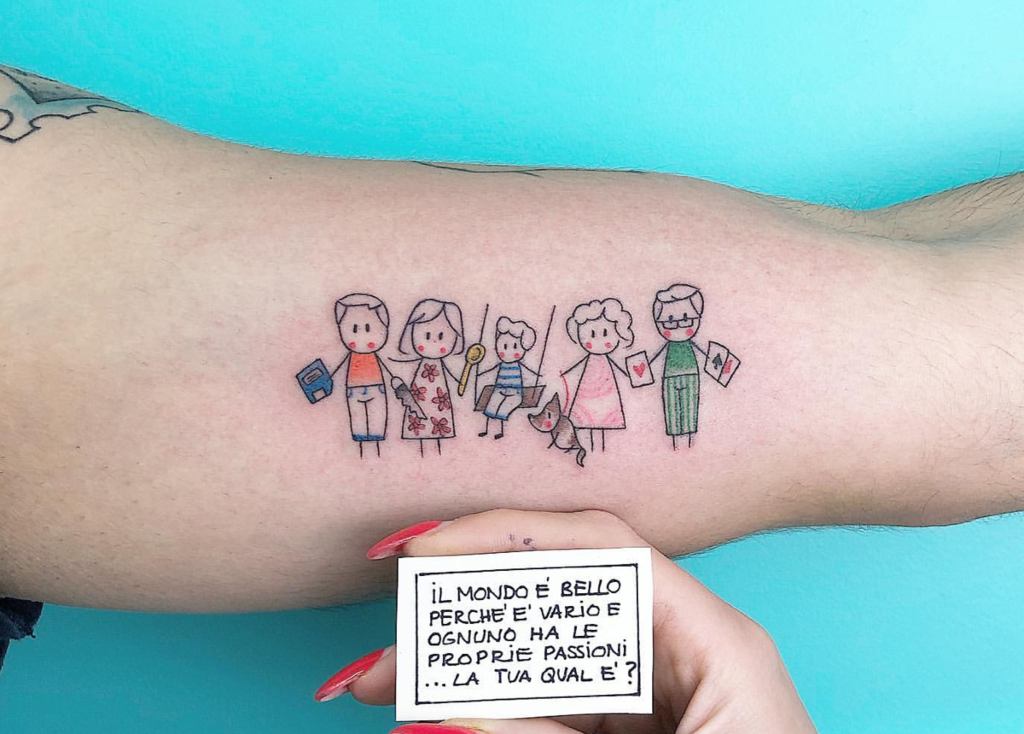 Tatuajes para Madres Hijos y Familia Caricatura de familia donde aparecen madre padre abuelos y un hijo en una hamaca con perro ademas brazo