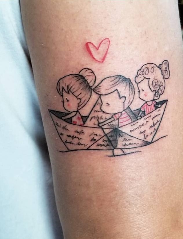 Tatuajes para Madres Hijos y Familia en barquito de Papel tres hijos y corazon en brazo