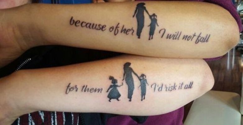 Tatuajes para Madres Hijos y Familia silueta de madre con hijas y frases because of her I will not fall por ella no caere for them I Risk it all por ellos lo arriesgo todo