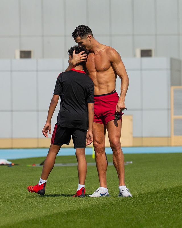 Con cả Ronaldo cầu xin cha trì hoãn việc giải nghệ vì một lý do