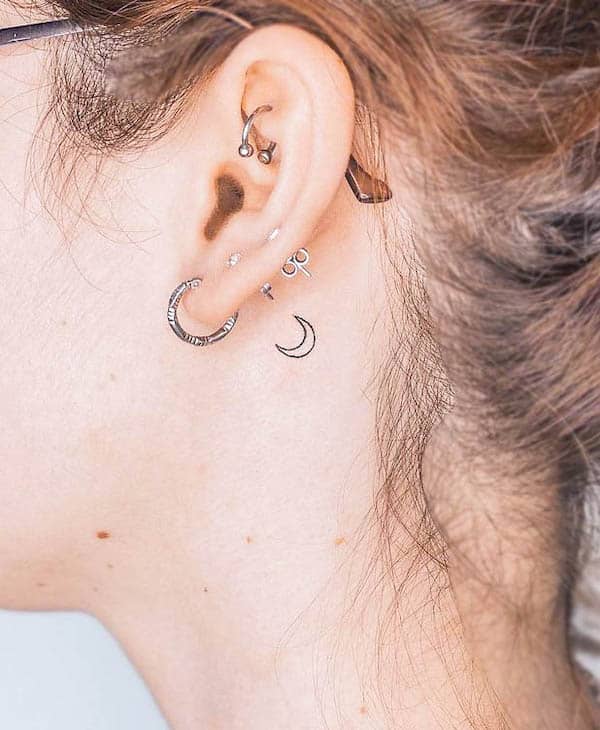 Small moon outline tattoo by @zilli.tattoo