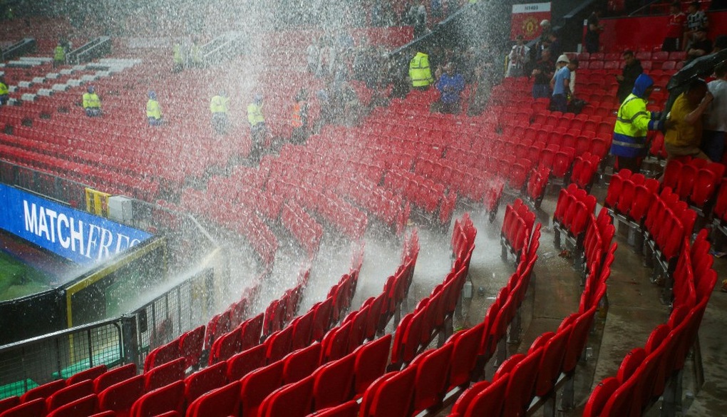 Sân Old Trafford bị dột, nước chảy như thác trên khán đài - 1