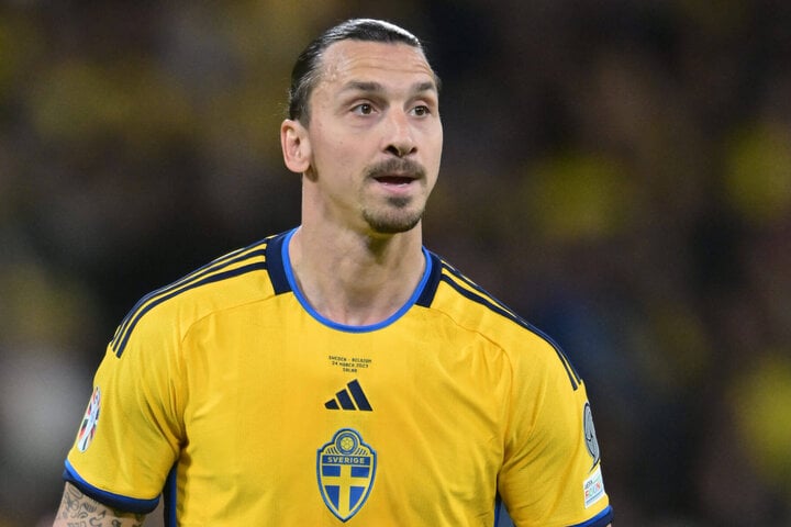 Ibrahimovic participated in 4 EUROs, spent 13 matches with the Swedish team and scored 6 goals. This player just retired in June 2023 and his team also did not have a place to attend EURO 2024 - the first time since 1996. (Photo: The Athletics)