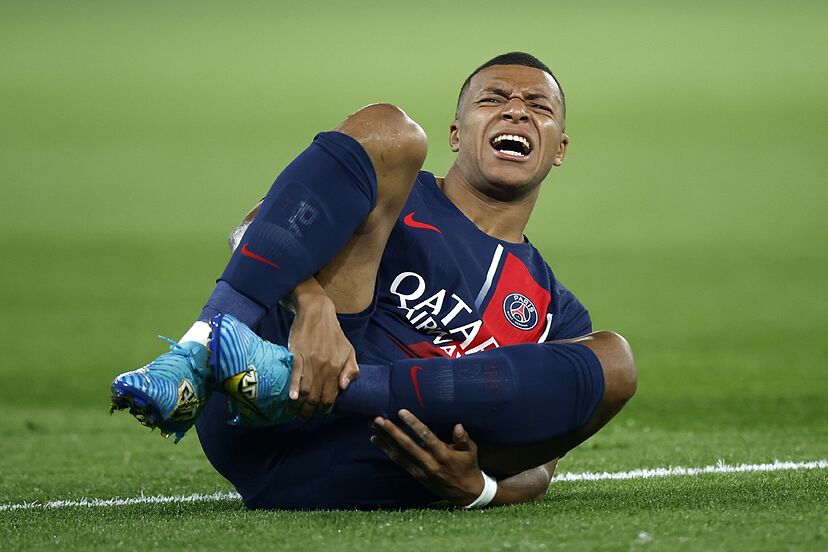 Kylian Mbappe leaves Le Classique against Marseille due to injury | Marca