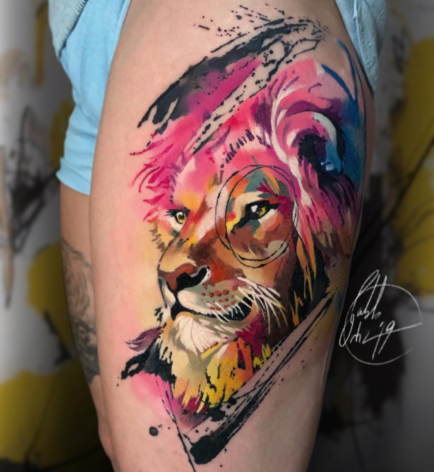 Watercolor style lion tattoo on the thigh